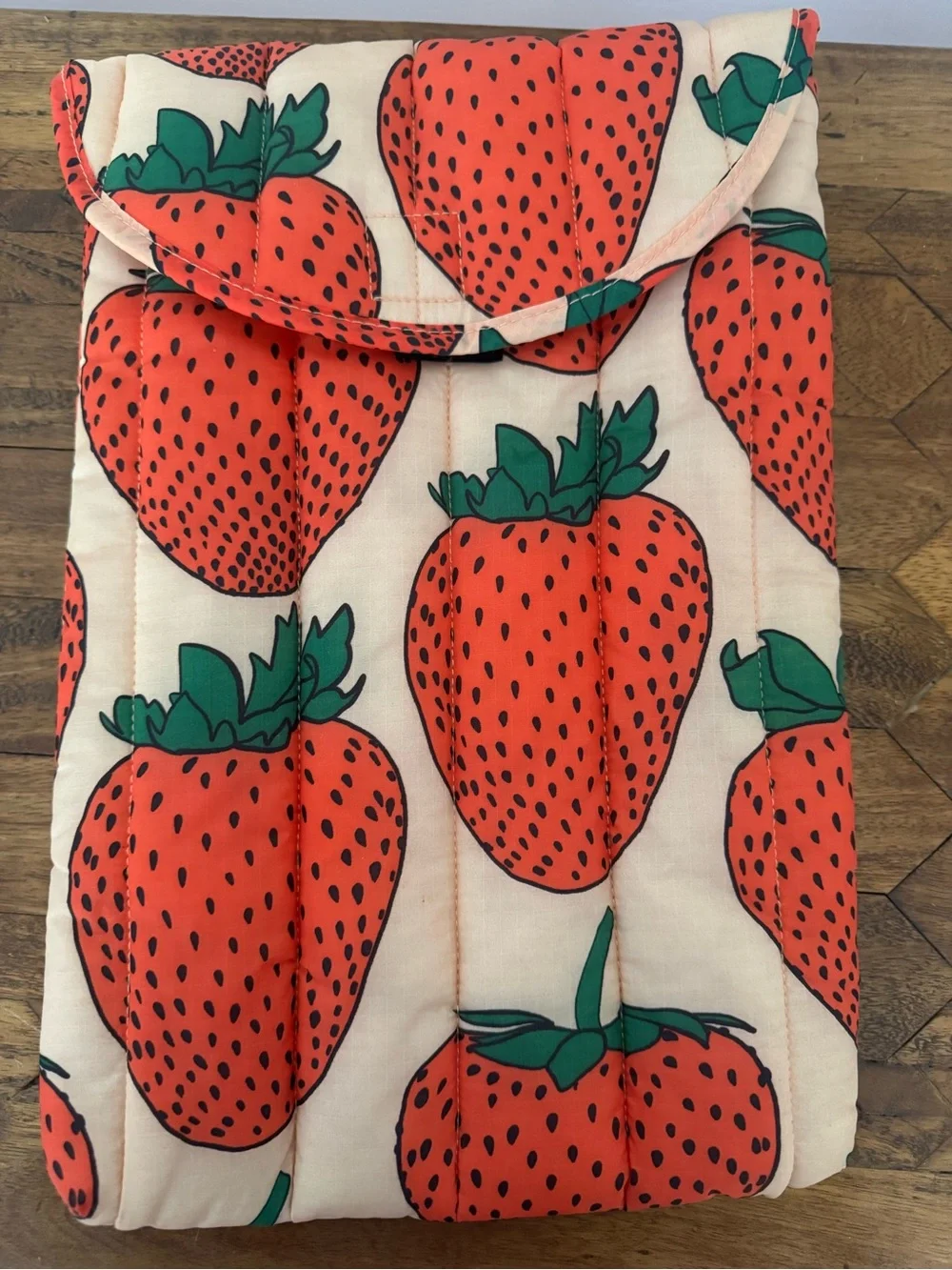 BAGGU Strawberry Print Quilted Sleeve - Pink & Red laptop sleeve soft sided case